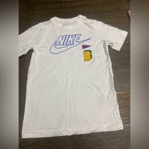 Nike The Nike Tee T Shirt Boys Size S 
Graphic T shirt with Nike logo